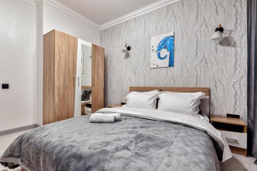 sypialnia z dużym łóżkiem w pokoju w obiekcie Oasis апартаменты с видом на парк, возле Хан-Шатыра и медицинского центра w mieście Astana