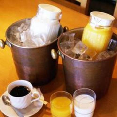 a table with two buckets of coffee and some drinks at ryugasakiplazahotel honkan in Ryūgasaki