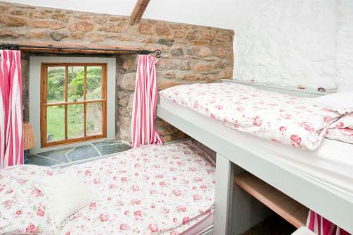 Postel nebo postele na pokoji v ubytování Petra, Cornish Cottage With lovely Garden, Wow Sea Views, By the Beach