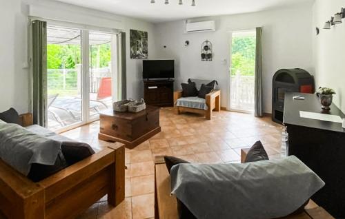 un salon avec un canapé et une télévision dans l'établissement Amazing Home In Molières-Sur-Cèze, à Molières-sur-Cèze