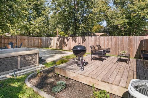 a backyard with a grill on a wooden deck at Parkside Escape in New Albany