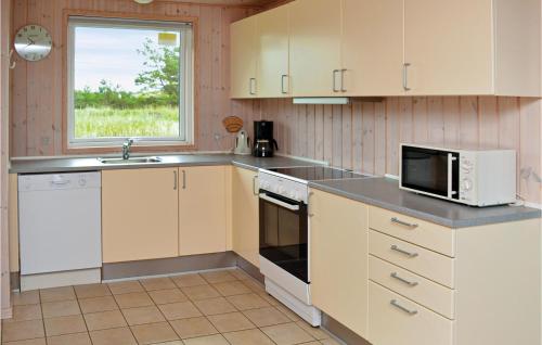 Kuchyň nebo kuchyňský kout v ubytování Three-Bedroom Holiday Home In Romo