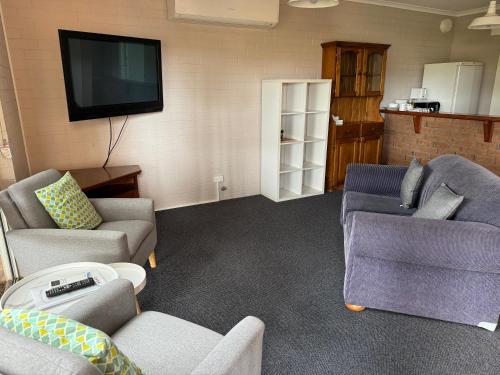 TV a/nebo společenská místnost v ubytování Ulladulla Harbour Motel