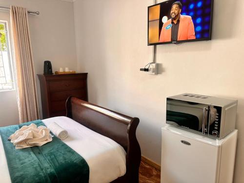 Μια τηλεόραση ή/και κέντρο ψυχαγωγίας στο Creekside Guest House Middelburg