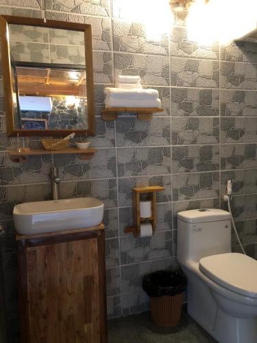 Bilik mandi di Mai Chau Green Ecohouse