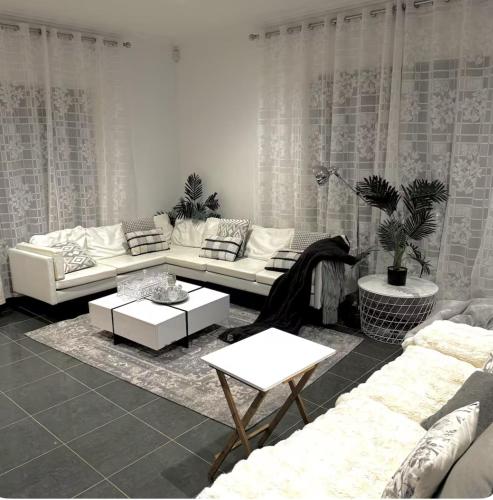 Χώρος καθιστικού στο Mahzan Master Bedroom Ensuite