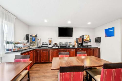 une salle à manger avec des tables et une télévision à écran plat dans l'établissement Comfort Inn Yreka I-5, à Yreka