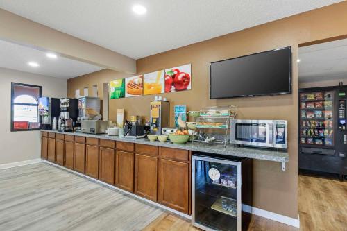 een fastfoodrestaurant met een bar en een koelkast bij Quality Inn Indianola in Indianola