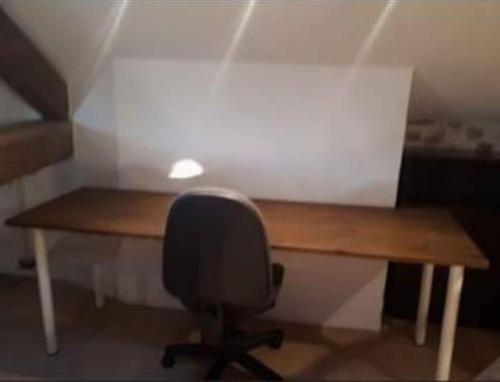 - un bureau avec une chaise dans la chambre dans l'établissement Studio, à Bruyères-le-Châtel