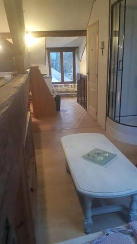 une chambre avec une table au milieu d'une pièce dans l'établissement Studio, à Bruyères-le-Châtel
