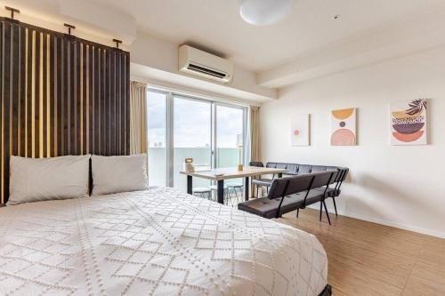 a bedroom with a bed and a table with chairs at Amazing Tower view 3bed 5ppl 駅徒歩5分 24Hコンビニ,スーパー至近 in Tokyo