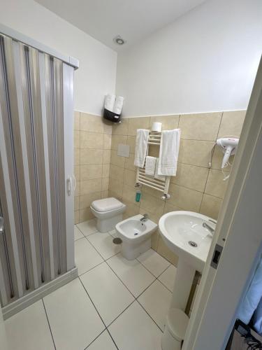 a bathroom with a toilet and a sink at Grillo in Salerno
