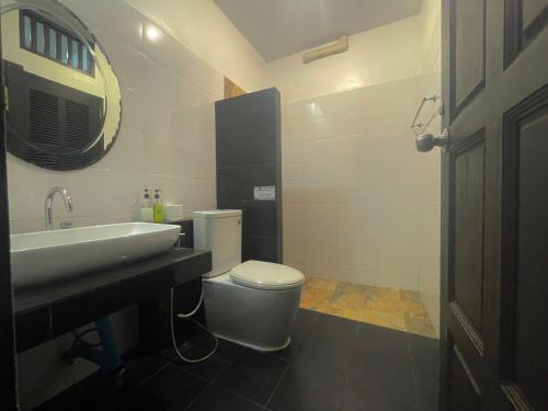 O baie la Villa deux chambres avec piscine