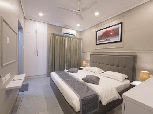 エルナクラムにあるZen Residencesの部屋の中に大きなベッドがある寝室
