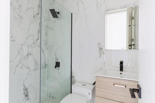 Ένα μπάνιο στο Blueground Park Slope 2bd apartment NYC-1662