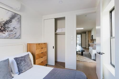 Ένα ή περισσότερα κρεβάτια σε δωμάτιο στο Blueground Park Slope 2bd apartment NYC-1662