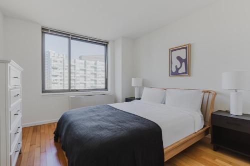 纽约Blueground Long Island City 1bd apartment NYC-1612的一间带床和窗户的白色卧室