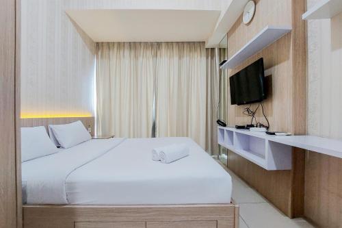 Postel nebo postele na pokoji v ubytování Simply Look and Comfort Studio Tree Park City BSD Apartment By Travelio