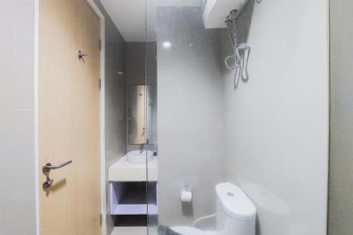 Koupelna v ubytování Simply Look and Comfort Studio Tree Park City BSD Apartment By Travelio