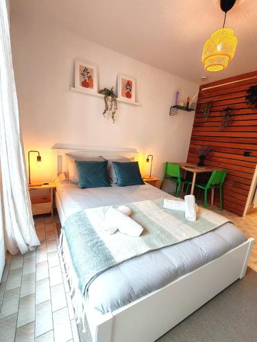 une chambre avec un lit avec des serviettes dessus dans l'établissement Veronese, à Annecy