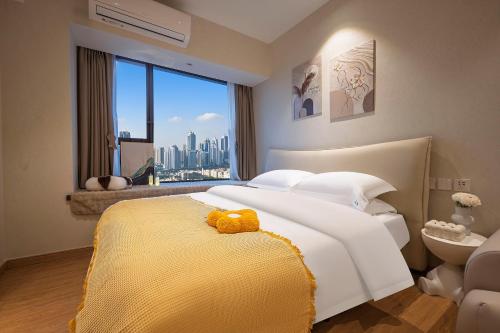 a bedroom with a bed with a teddy bear on it at Suyi Hotel Apartment in Sha-ho-p'u