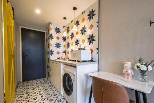 a laundry room with a washer and dryer at Suyi Hotel Apartment in Sha-ho-p'u