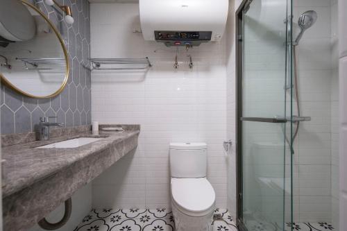 a bathroom with a toilet and a sink and a shower at Suyi Hotel Apartment in Sha-ho-p'u