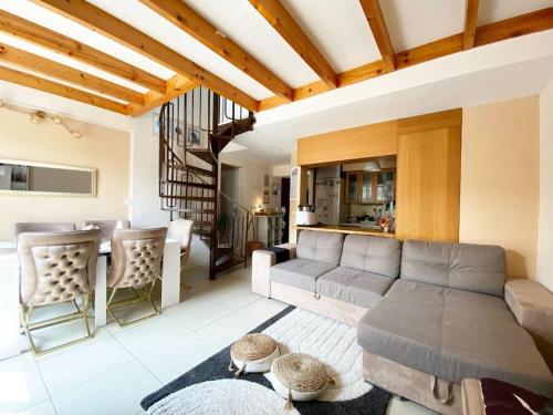 Agréable Duplex de type F4