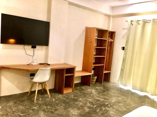 TV a/nebo společenská místnost v ubytování Terra Siargao