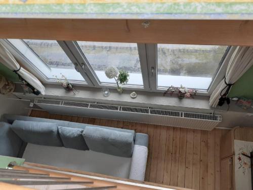 a skylight in a room with a couch and a window at Ferienhaus Katharina - Urlaub Unter den Klippen in Lügde