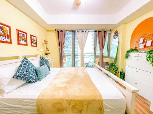 Una cama o camas en una habitación de Azure Urban Resort Residences - stayCAOtion