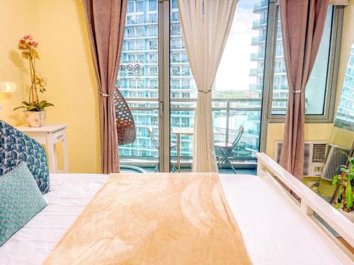 Una cama o camas en una habitación de Azure Urban Resort Residences - stayCAOtion