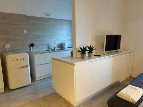 A kitchen or kitchenette at Piano B Apartment