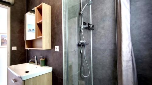 a bathroom with a shower and a sink at Sous le Marronnier - Maison pour 4 avec jardin in Royan