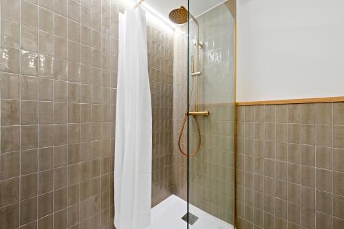 a shower with a glass door in a bathroom at Appartement Cambrils front de mer in Cambrils