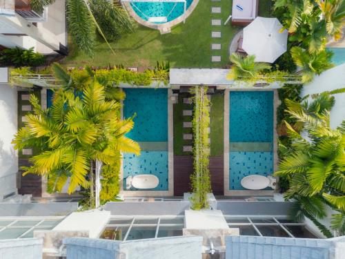 eine Luftaufnahme eines Resorts mit Swimmingpool in der Unterkunft Aeera Villa Canggu by Ini Vie Hospitality in Canggu
