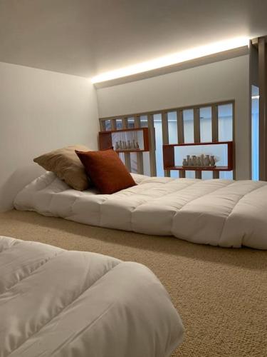 - 2 grands lits blancs dans une chambre dans l'établissement Riviera Beach, Design apartement near Croisette, à Cannes