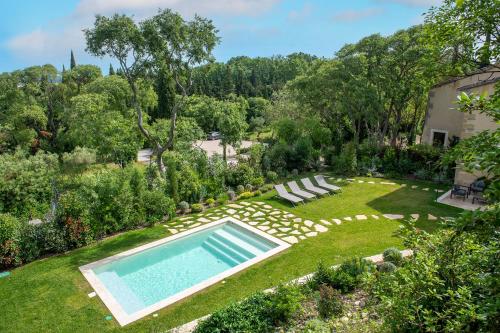- une vue aérienne sur un jardin avec une piscine dans l'établissement Mas rénové dans un vignoble, à Saint-Étienne-du-Grès