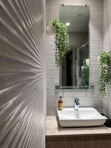une salle de bain avec un lavabo et un miroir dans l'établissement Riviera Beach, Design apartement near Croisette, à Cannes