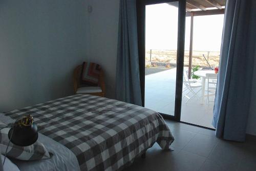 sypialnia z łóżkiem i widokiem na patio w obiekcie EL TUCAN, Vistas en 3 dormitorios y piscina w mieście Nazaret