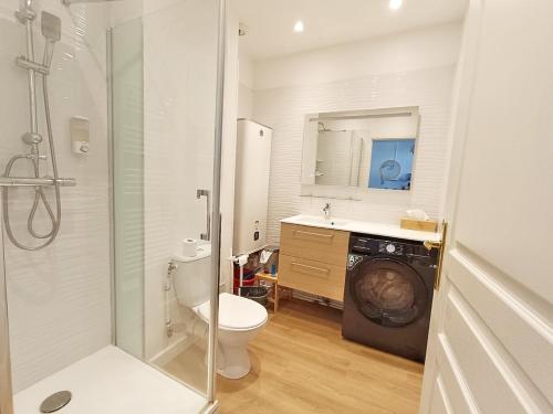 une salle de bain avec une douche, des toilettes et un lavabo dans l'établissement Val Montalban, T2 wifi, 4 pers, ascenseur, casier à ski, à Luchon