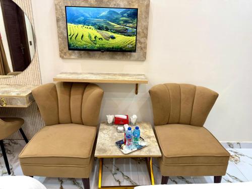 a waiting room with two chairs and a table at Hotel Supreme Lahore in Lahore