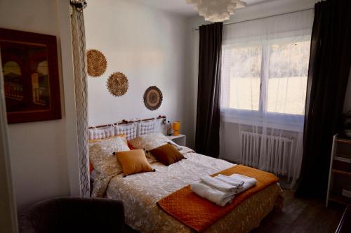Un dormitorio con una cama con toallas. en la villa provençale, en La Motte-Chalançon