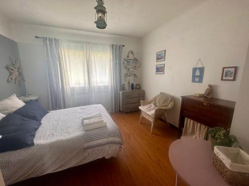 1 dormitorio con 1 cama, vestidor y silla en la villa provençale, en La Motte-Chalançon