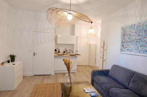 un salon avec un canapé et une table dans l'établissement Le Fongate, à Marseille