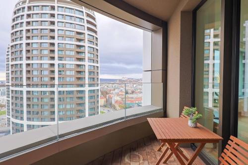 Skypark Tower 3-2 bedroom luxe apartment with free parking