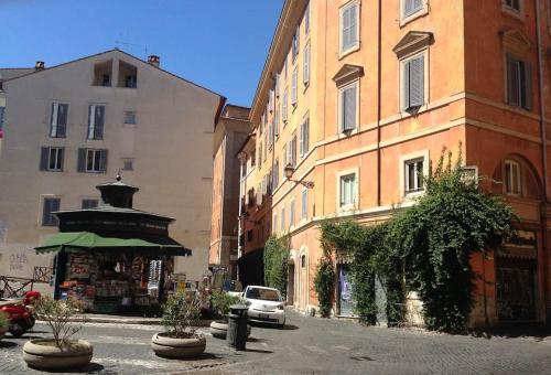 Renaissance Square, Bright Apt