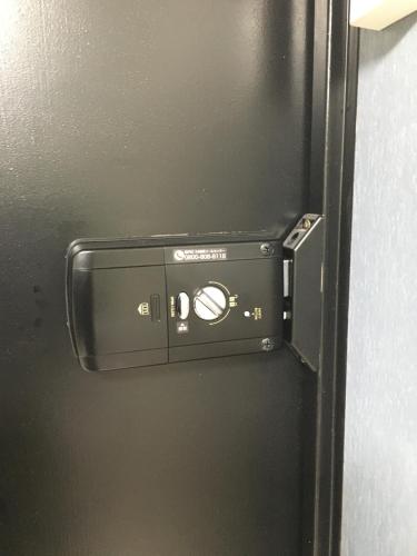 una nevera negra con una puerta negra con cerradura en 2F female and lover of man and woman only room in Ueno, en Tokio