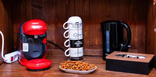 a counter with a blender and a bowl of pretzels at Refuge des Vignerons - Turckheim in Turckheim