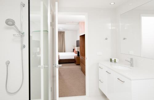 une salle de bain avec douche et lavabo dans l'établissement Paradise Centre Apartments, à Gold Coast